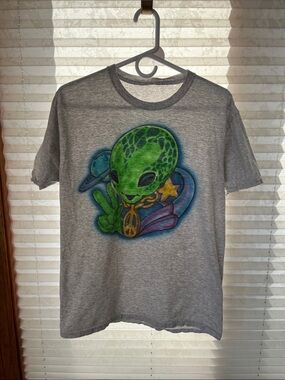 Goofy alien peace sign short sleeve t-shirt men’s small to medium